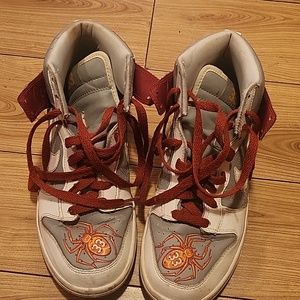 Nike Youth GS size 5 white and red and grey